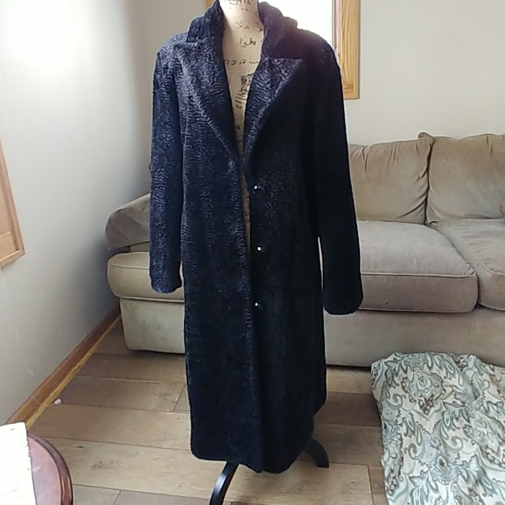 Sculptured black long coat M